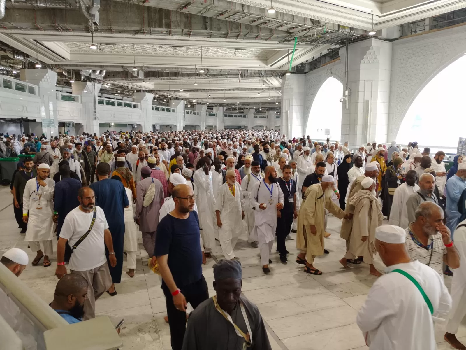 Jemaah yang tidak dapat tawaf di dekat Kabah, karena sudah sangat padat, memanfaatkan jalur tawaf lantai dua yang lebih longgar serta teduh. Jarak putaran lebih jauh, namun lebih longgar. (