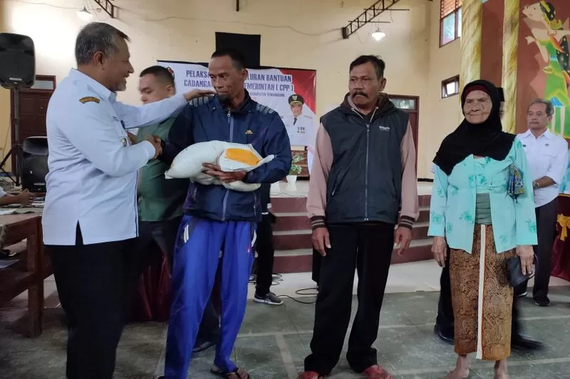 Penyaluran beras CPP pada penerima di Temanggung  (Foto : Zaini Arrosid)
