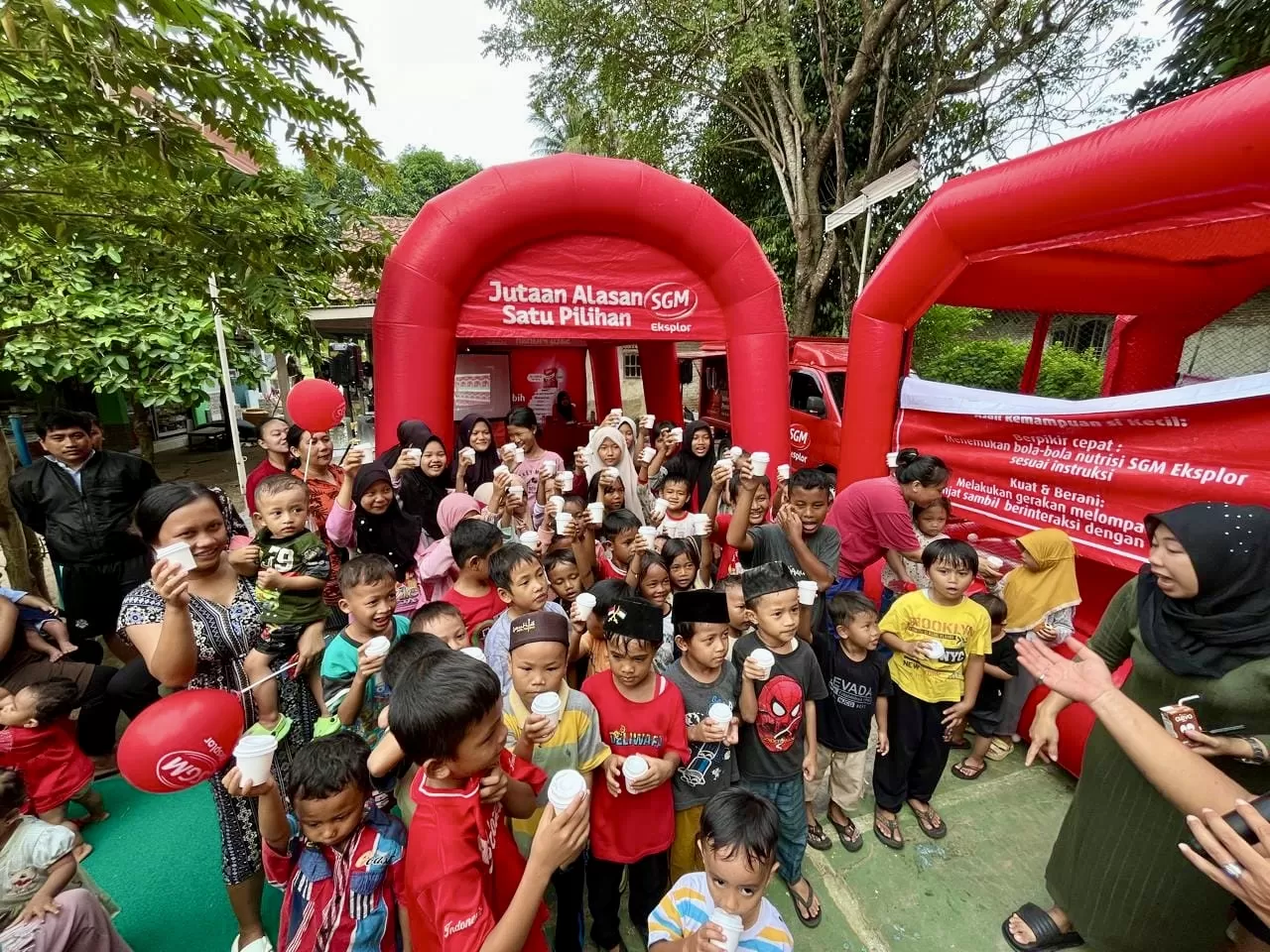 Anak-anak minum susu bersama SGM