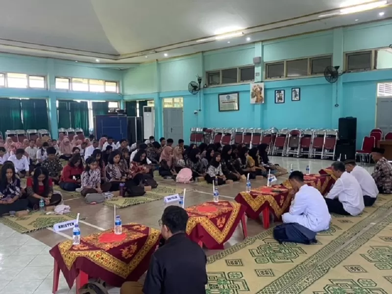  Para pemuda agama beserta siswa dan guru menggelar doa bersama lintas agama.&nbsp;KR-Saifullah Nur Ichwan &nbsp;
