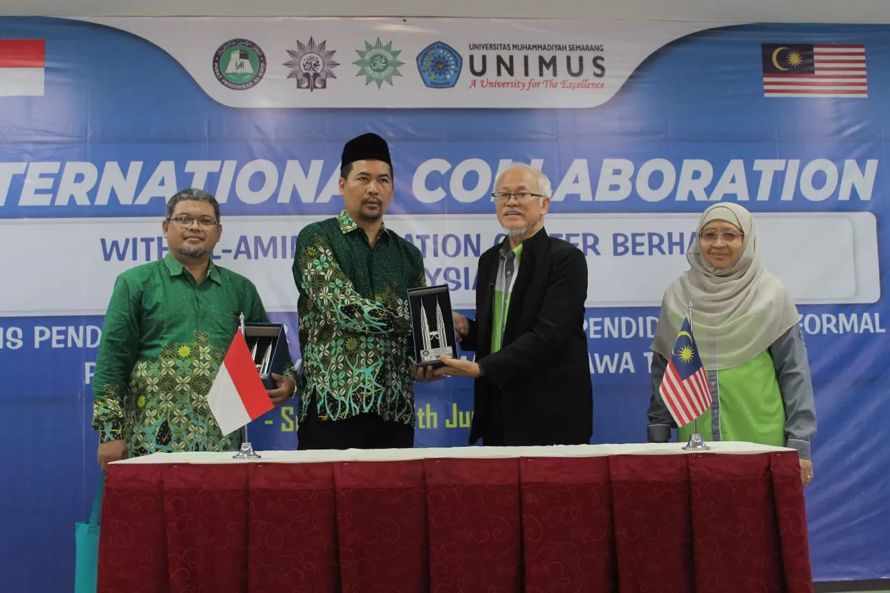 WR IV Unimus (2 dari kiri) dan Chairman Al-Amin saat tukar Cinderamata usai MOU.