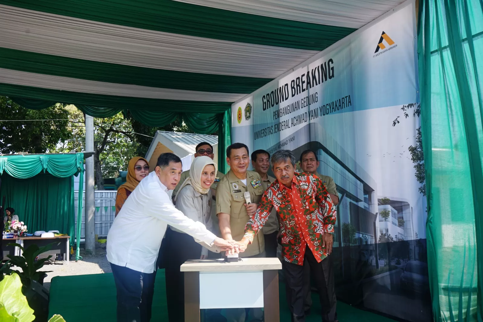 Penekanan tombol sirine menandai ground breaking pembangunan gedung baru kampus Unjaya. (Foto: Istimewa)