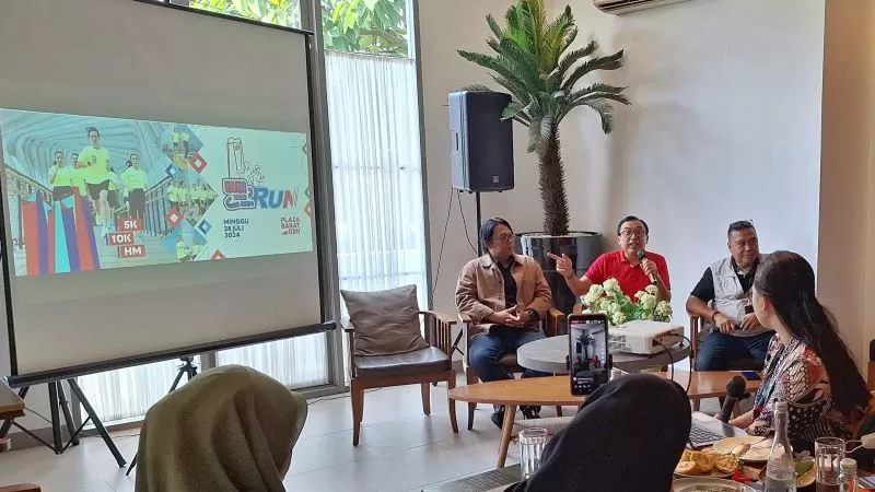 VP Corporate Communication Telkom, Andri Herawan Sasoko (tengah) bersama Race Director D&Dsport, Dardityo &ldquo;Didit&rdquo; Santoso (kiri)  (Dok. Telkom )