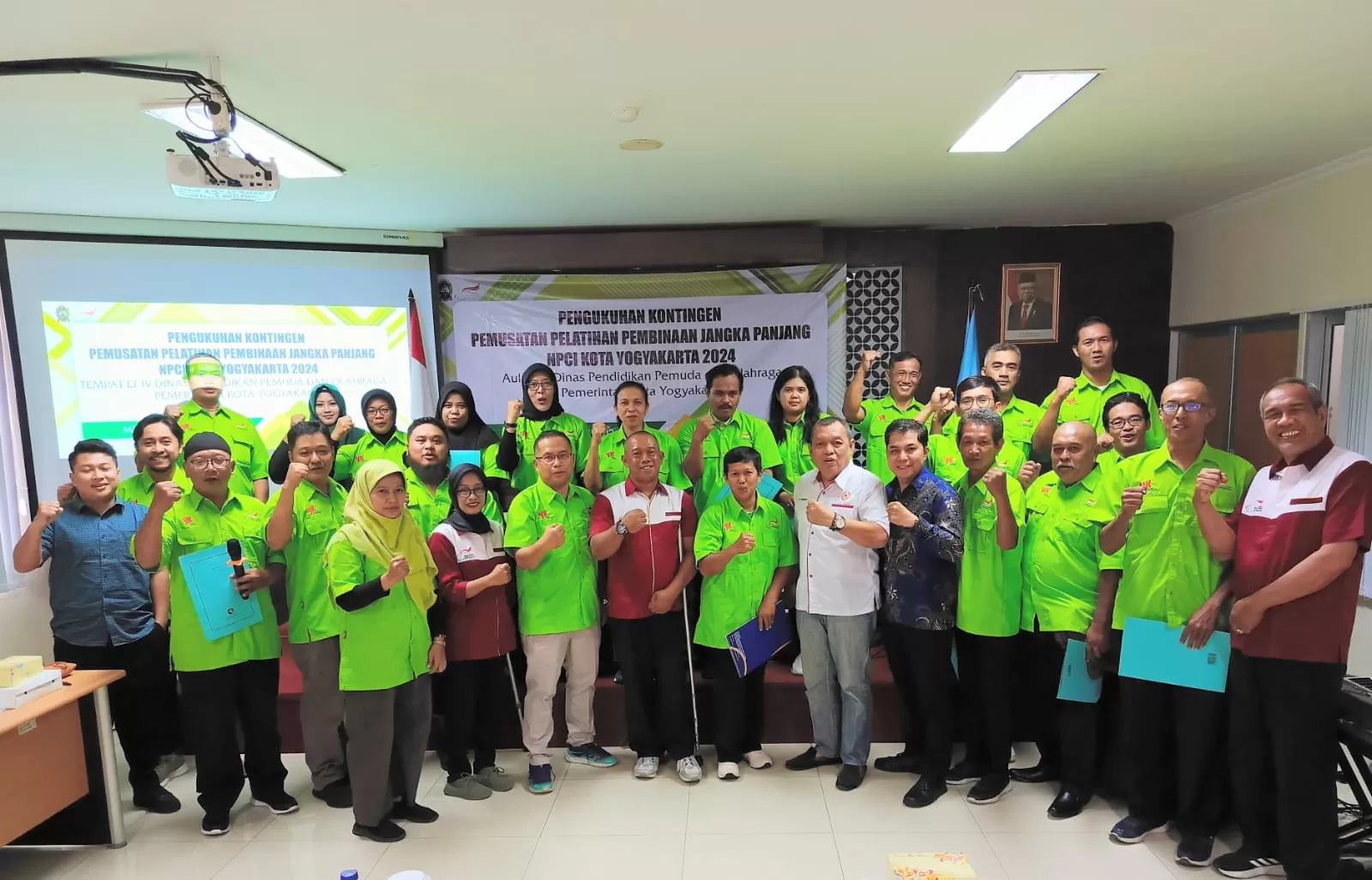 Kepengurusan NPCI Kota Yogyakarta periode 2024-2029 berfoto bersama dengan undangan usai dikukuhkan. (Foto : Adhitya Asros)