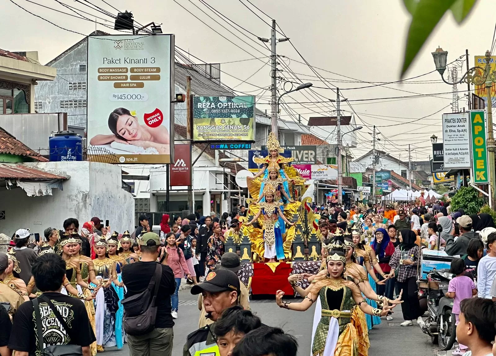 Dalam pawai, berbagai atraksi seni dan budaya ditampilkan lewat visualisasi simbolik (Harminanto)