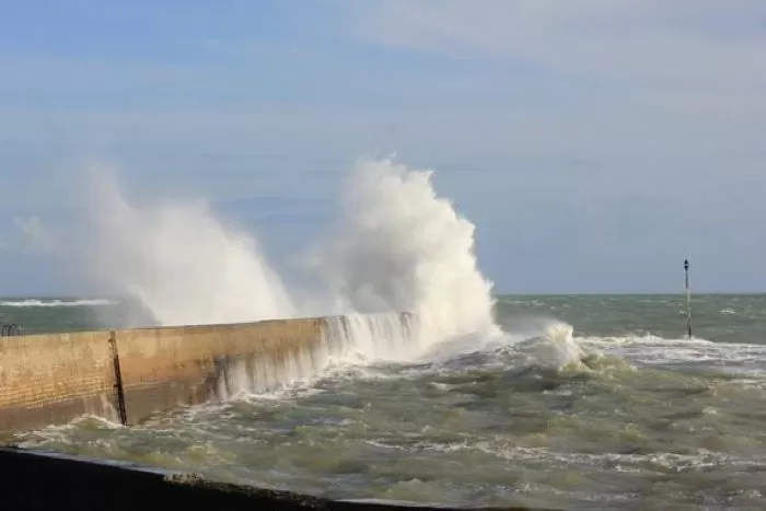 himbauan BMKG terkait gelombang perairan laut yang sedang tinggi (pinterest) 