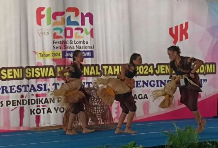 Salah satu peserta dalam Festival dan Lomba Seni Siswa Nasional(FLS2N) Tahun 2024 Jenjang SD dan MI untuk tingkat Kota Yogyakarta, di SMP Budya Wacana, Rabu (12/6/2024).   (Foto : Adhitya Asros)