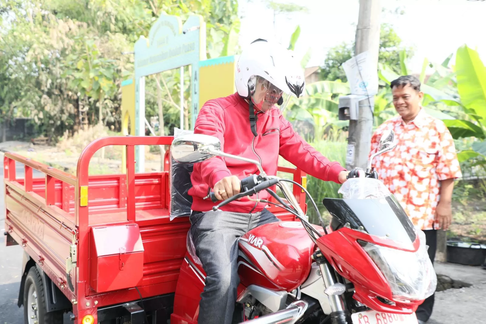  Haris mengendarai motor roda tiga saat akan diserahkan ke kelompok bank sampah.&nbsp;KR-Istimewa