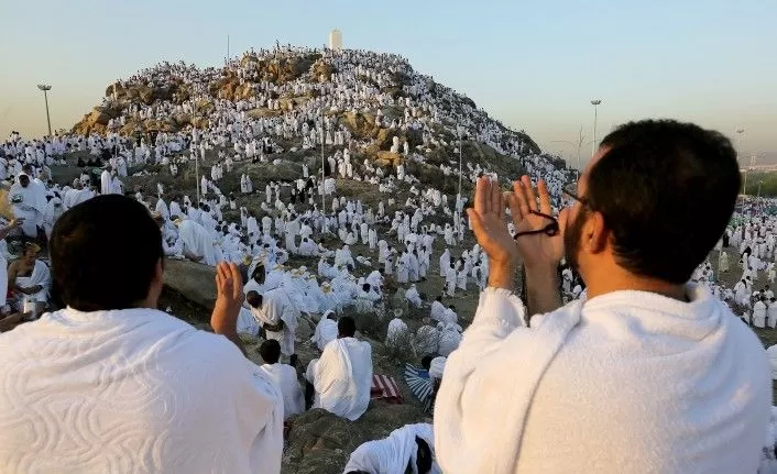 emaah haji berdoa di bukit Safa dan Marwah (pinterest)