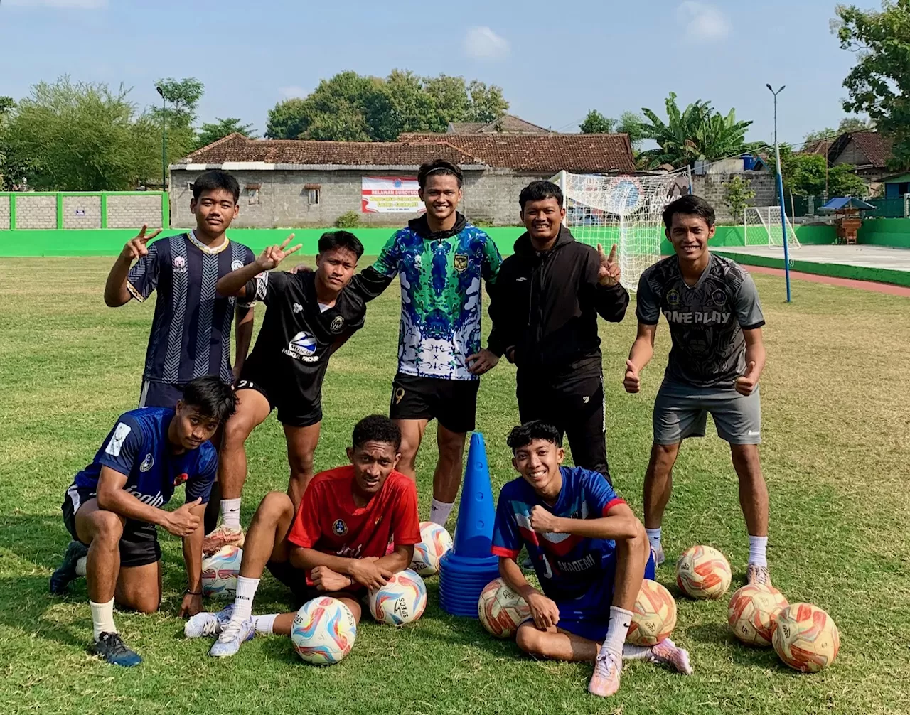ony Yuliandry bersama Hokky Caraka dan anak-anak Gunungkidul saat berlatih bersama (ist)