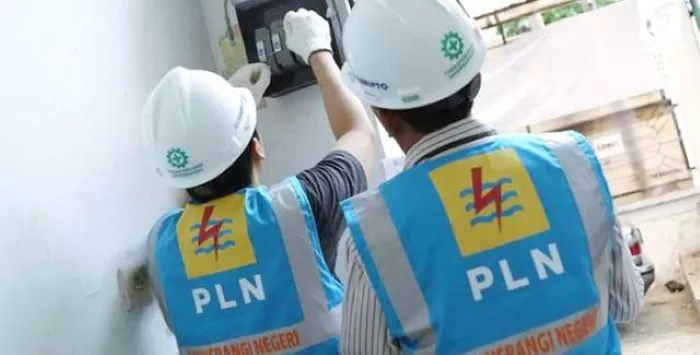 Pemeliharaan jaringan listrik oleh PLN (Ig: @pln)