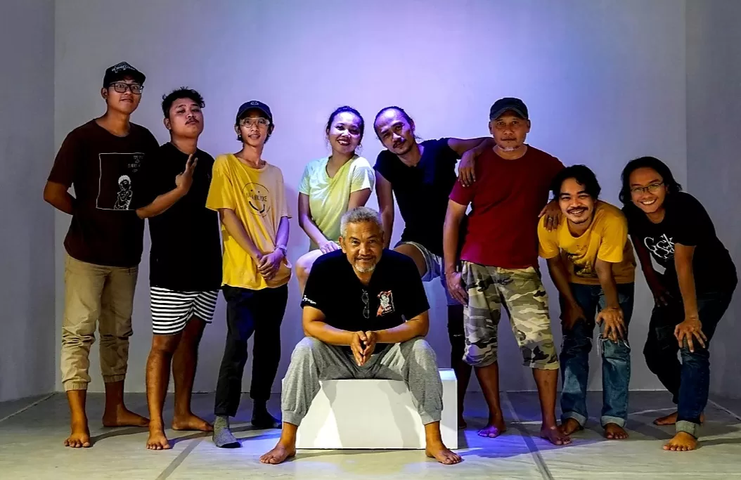Whani Darmawan bersama pendukung tim artistik pentas teater tari.