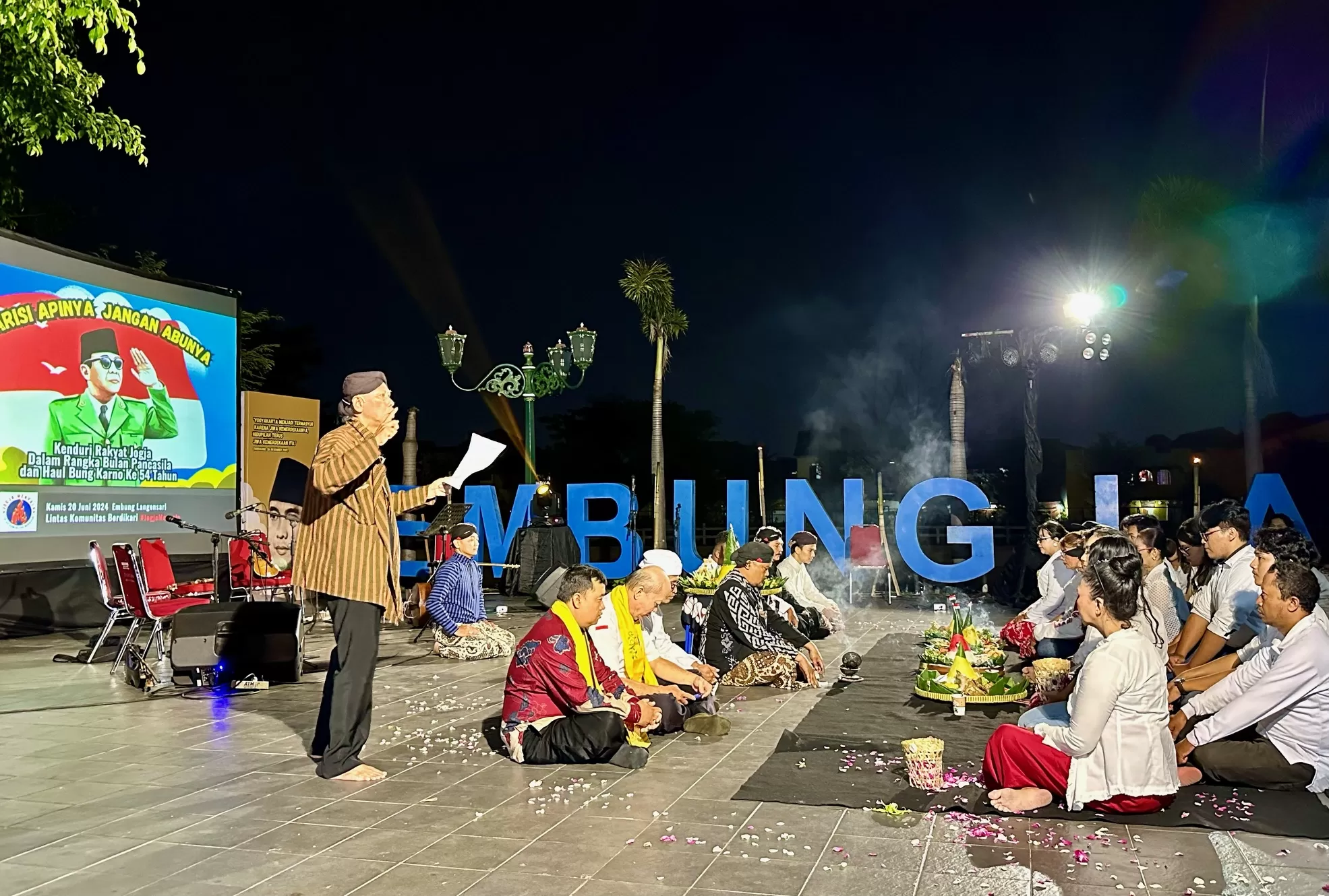 Suasana doa dan tumpengan di momen Kenduri Rakyat Jogja (Harminanto)