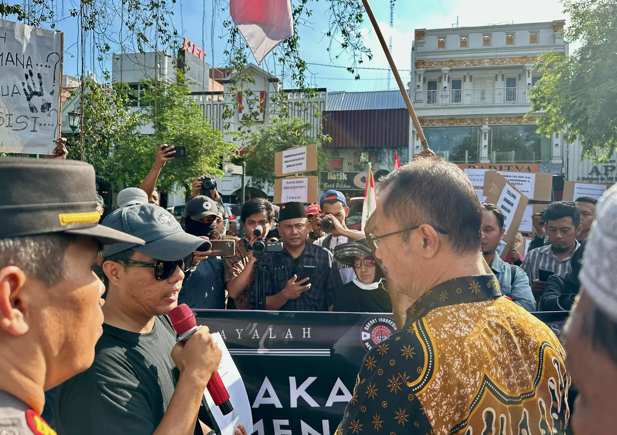 Massa aksi di depan kantor DPRD DIY (Harminanto)