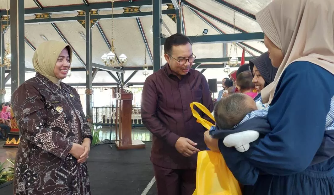 Penyerahan Paket Intervensi Stunting kepada 10 keluarga risiko Stunting oleh Kepala BKKBN dan Bupati Purworejo.&nbsp;KR-Hendri Utomo