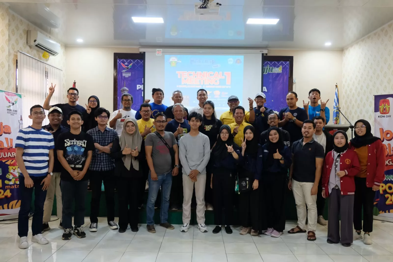 Seluruh peserta ajang Kejuaraan Marching Band Piala Raja Hamengkubuwono X 2024 sesi kedua berfoto bersama usai mengikuti pertemuan teknik tahap pertama.   (Dok. Piala Raja HB X Cup)