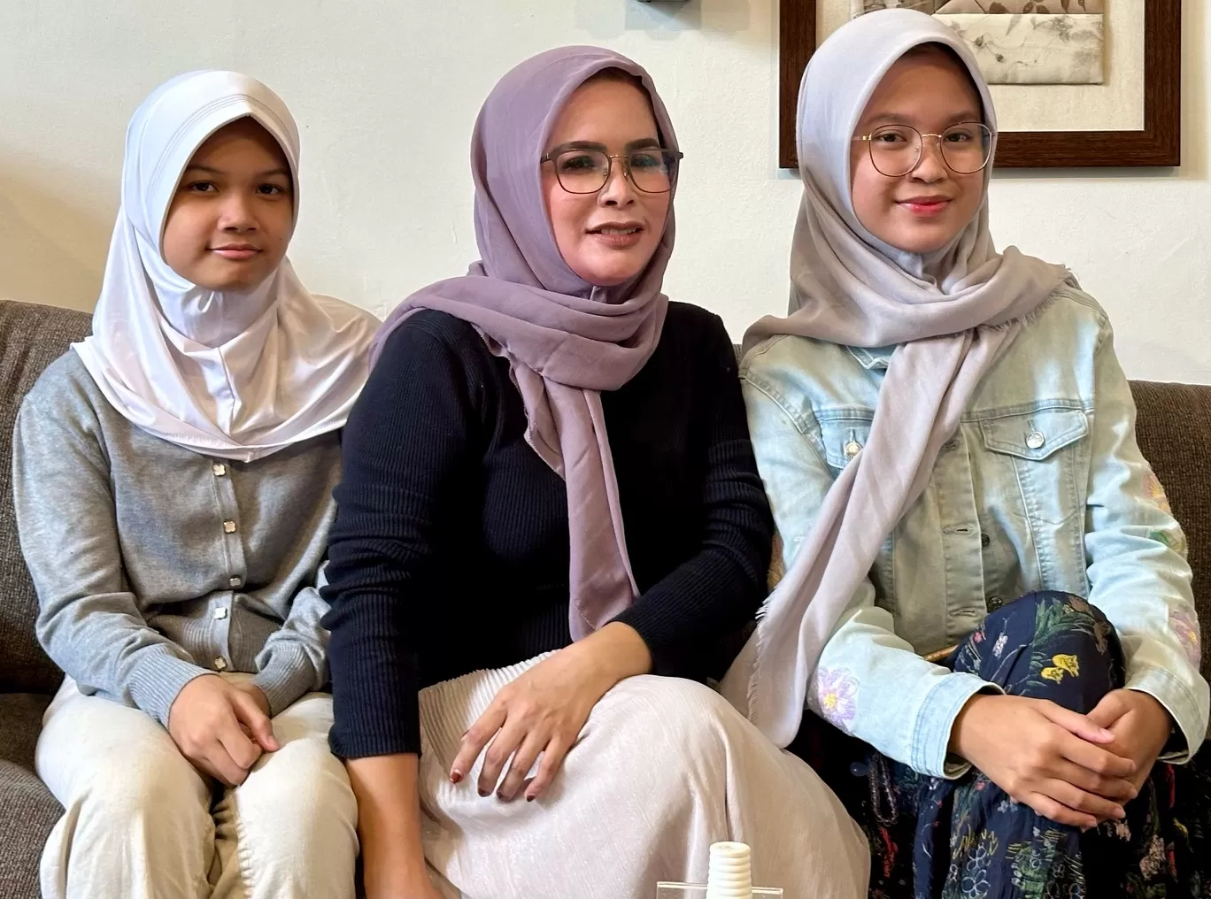 Reny Rosiana (tengah) saat berbicara pada media (Harminanto)