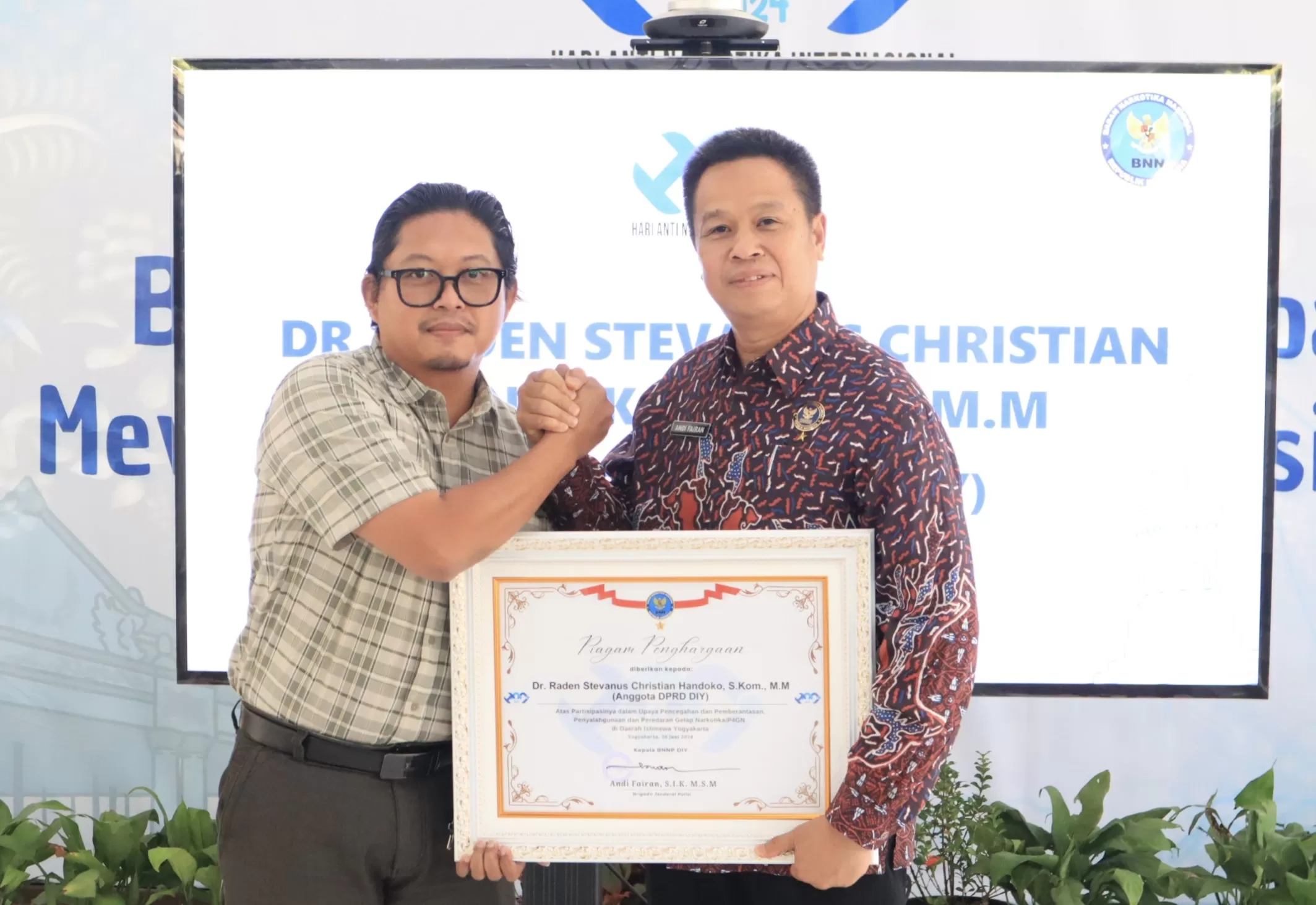 Stevanus menerima penghargaan dari BNNP DIY (Istimewa)