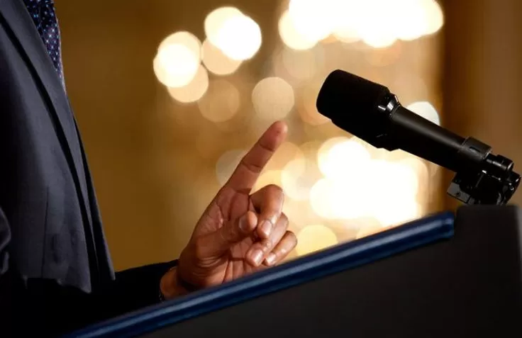 Khatib menyampaikan khutbah Jum'at di mimbar masjid pada 28 Juni 2024 (pinterest)