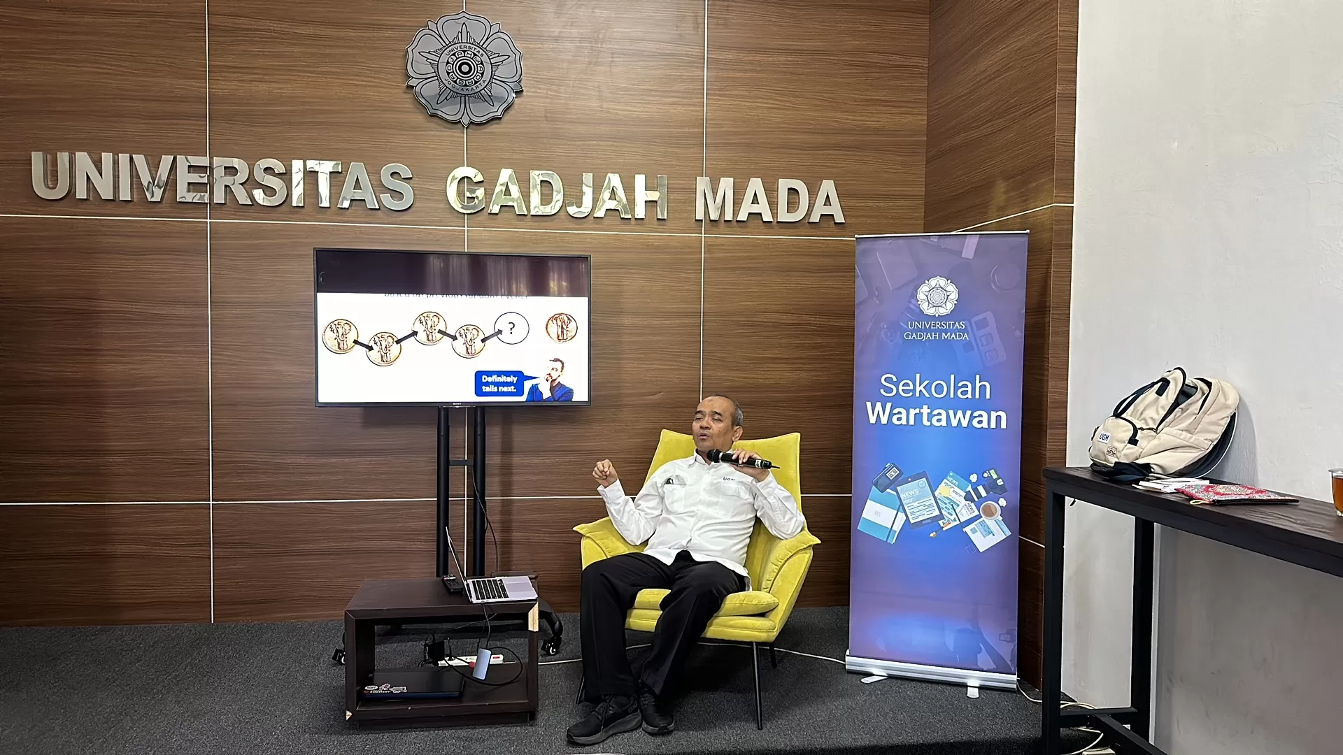 Dosem Psikologi UGM saat sampaikan pemaparan pada media (Harminanto)