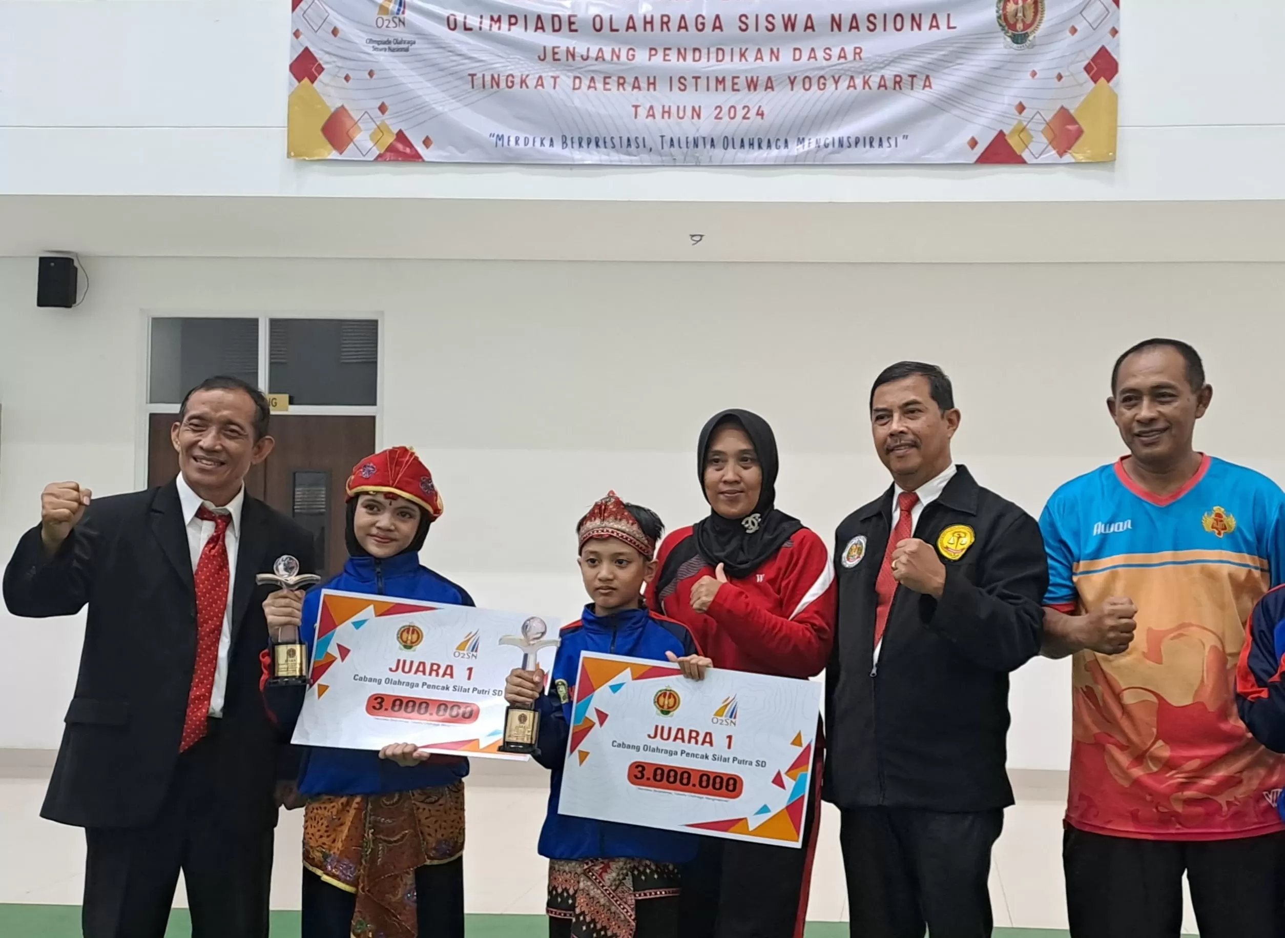 Siswa SD Muhammadiyah Sapen paraih juara Pencak Silat O2SN. (Ist)