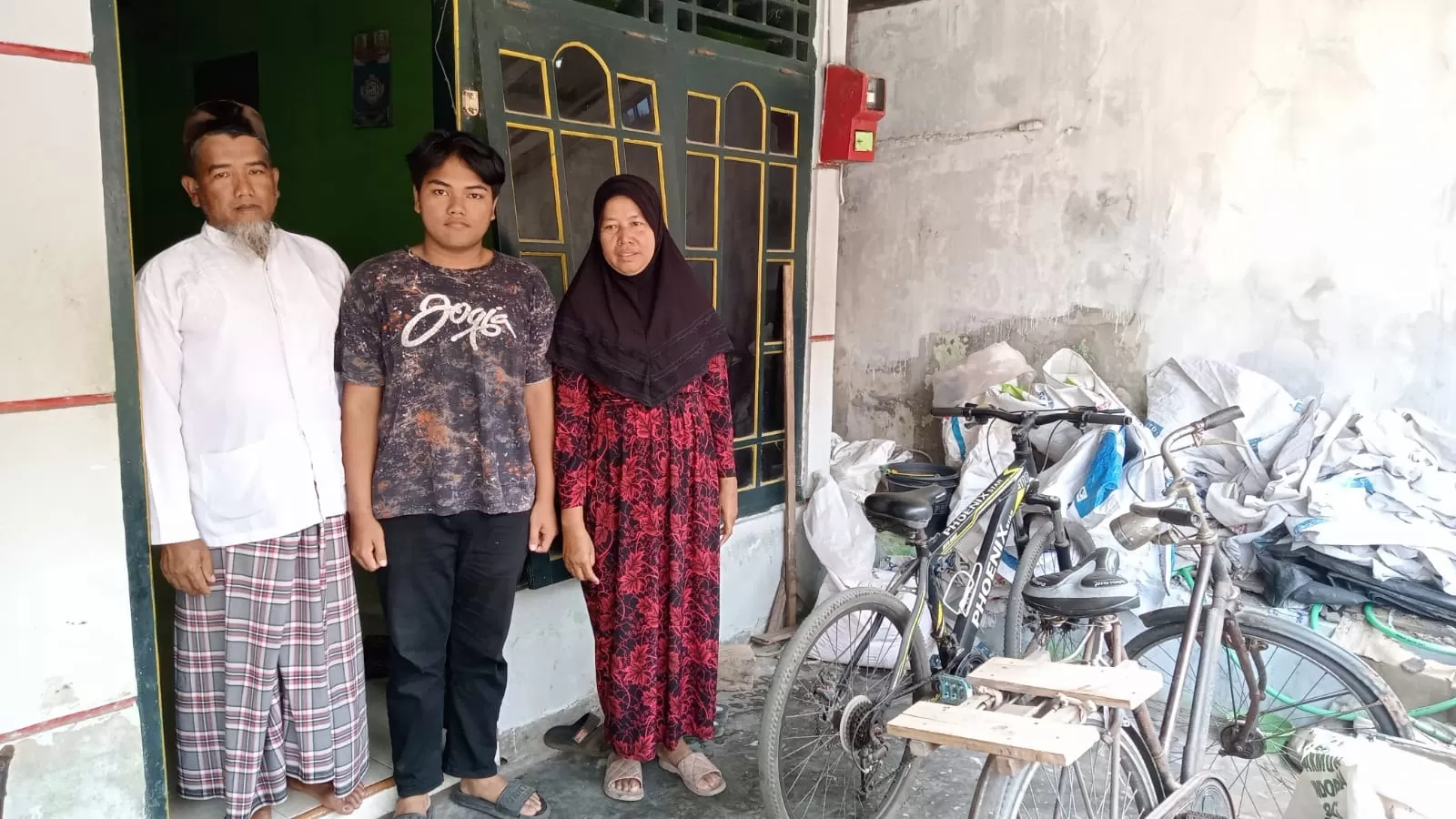 Ahmad alias Awan saat bersama keluarg (Fapet UGM)