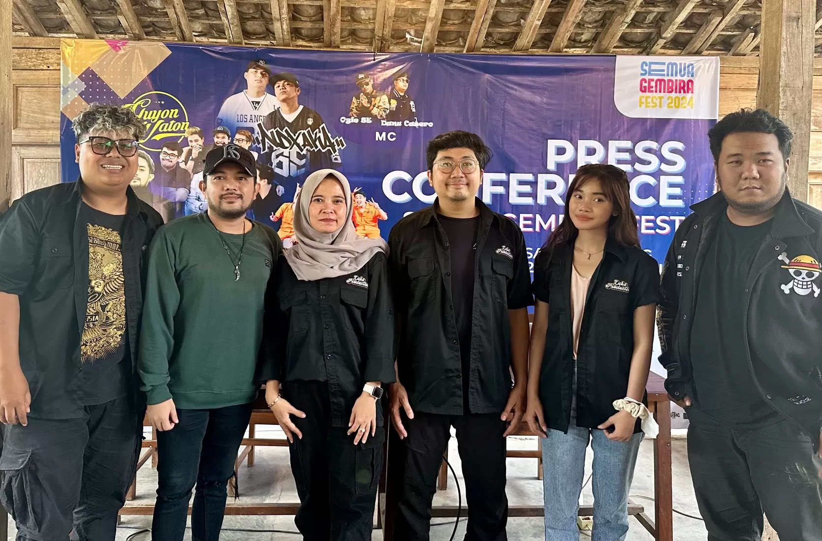 Penyelenggara dan wakil penampil saat berfoto untuk media (Harminanto)