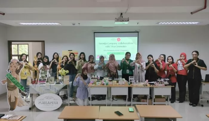 Anggota Sarasija SC bersama tim beautician Viva Cosmetics di sela beauty class. beauty class bersama Viva Cosmetics. (Devid Permana)