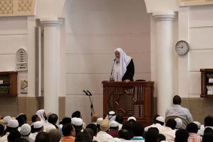 Khatib menyampaikan khutbah Jum'at di mimbar masjid pada 5 Juli 2024 (pinterest)