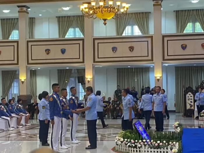 Kasau saat memberikan penghargaan ke tiga wisudawan AAU terbaik. (Saifullah Nur Ichwan)