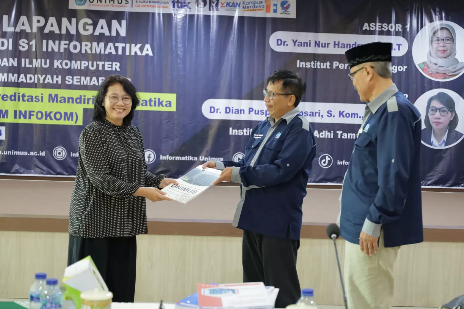 Asesor (kiri) menyerahkan berita acara asesmen lapangan kepada Kaprodi.