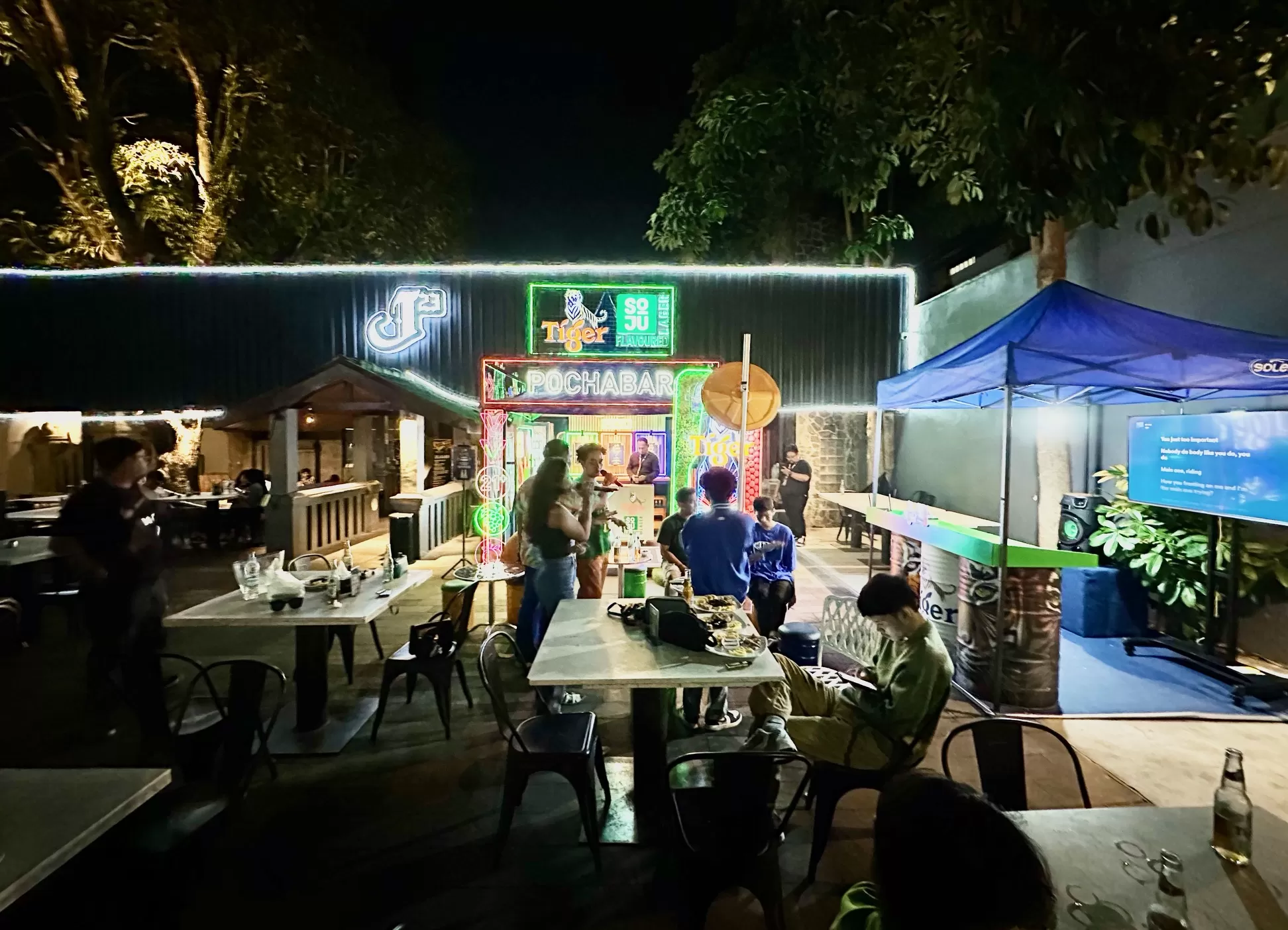   Suasana jalanan ala Korea disesuaikan di Tiger Soju Pochabar (Harminanto)