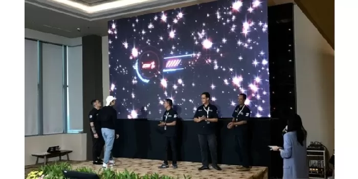    Baim Wong (topi putih) dan jajaran pimpinan XYzone dalam peluncuran portal media pendatang baru. (Foto: Rini Suryati)