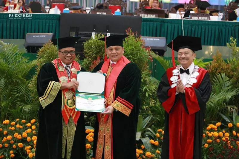 Rektor (kiri) bersama Prof Firmanto.