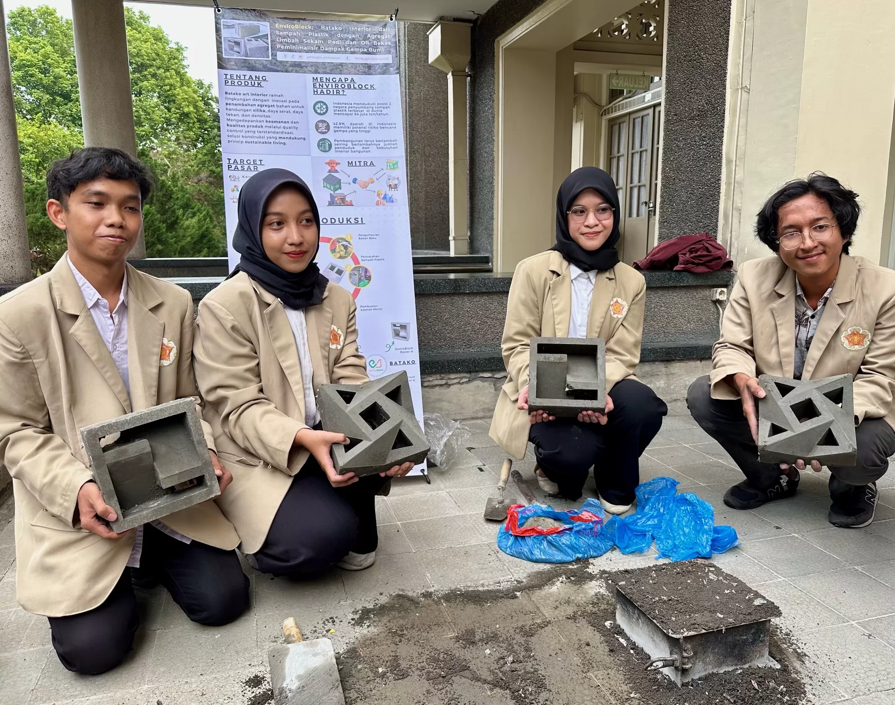Batako bahan campuran sampah plastik dan oli bekas karya mahasiswa UGM (Harminanto)