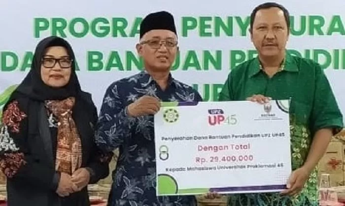 Penyerahan bantuan pendidikan secara simbolis kepada Warek Bidang Pengembangan & Kerjasama UP45, Dr Andrya Risdwiyanto disaksikan Ketua UPZ UP45, Sri Utami Frideswati SE MM QIA. (Foto: Istimewa) 