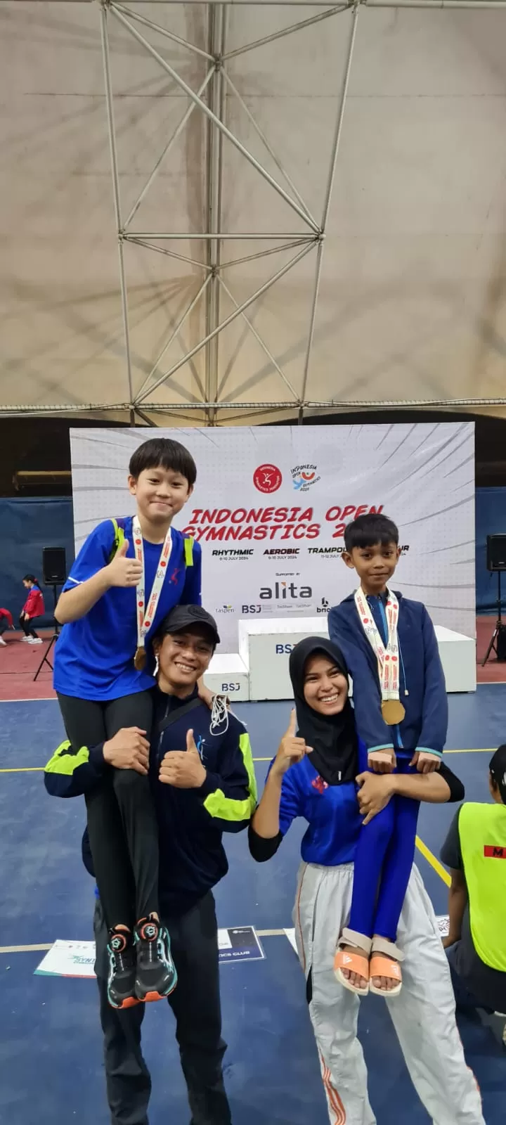  Tariq Mukti Zaydan (kanan digendong) usai menerima medali.    (Foto : Istimewa)