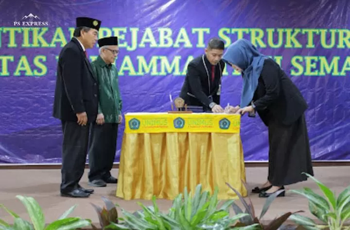 Novita Nining saat tanda tangan berita acara pelantikan.