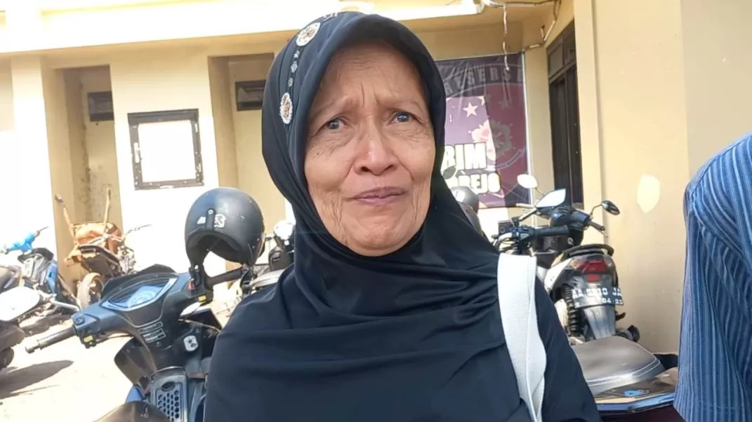 Nenek Fauziyah, 63, warga Kampung Plaosan, Kecamatan/Kabupaten Purworejo usai melapor ke Satreskrim Polres Purworejo.  (Hendri Utomo)