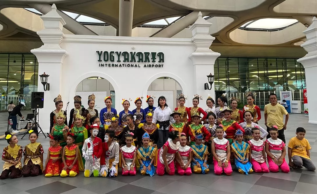 Seniman muda Kabupaten Purworejo usai menghibur calon penumpang dan pengunjung  Yogyakarta International Airport (YIA) di Temon, Kulonprogo, DIY  (istimewa)