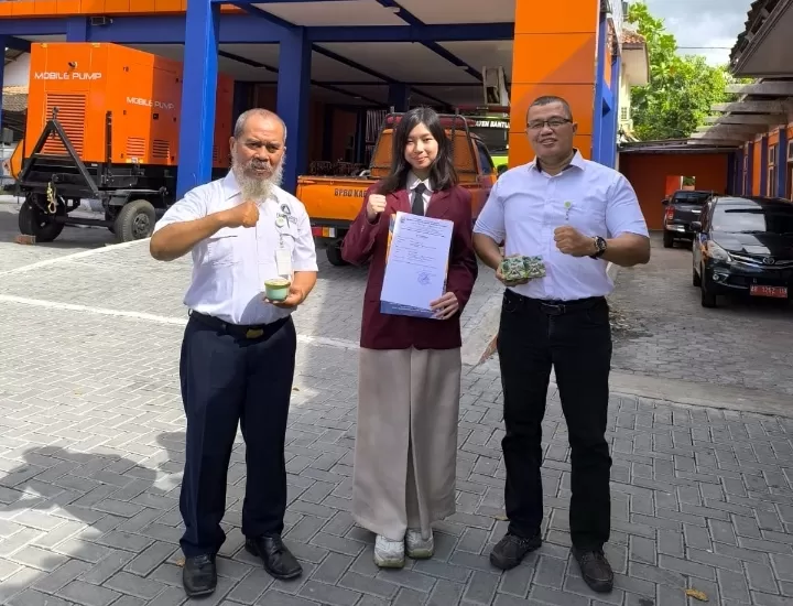 Marsha Anis Yumna (tengah) bersama Antoni Hutagaol dan Dwi Wantoro. (Ist)