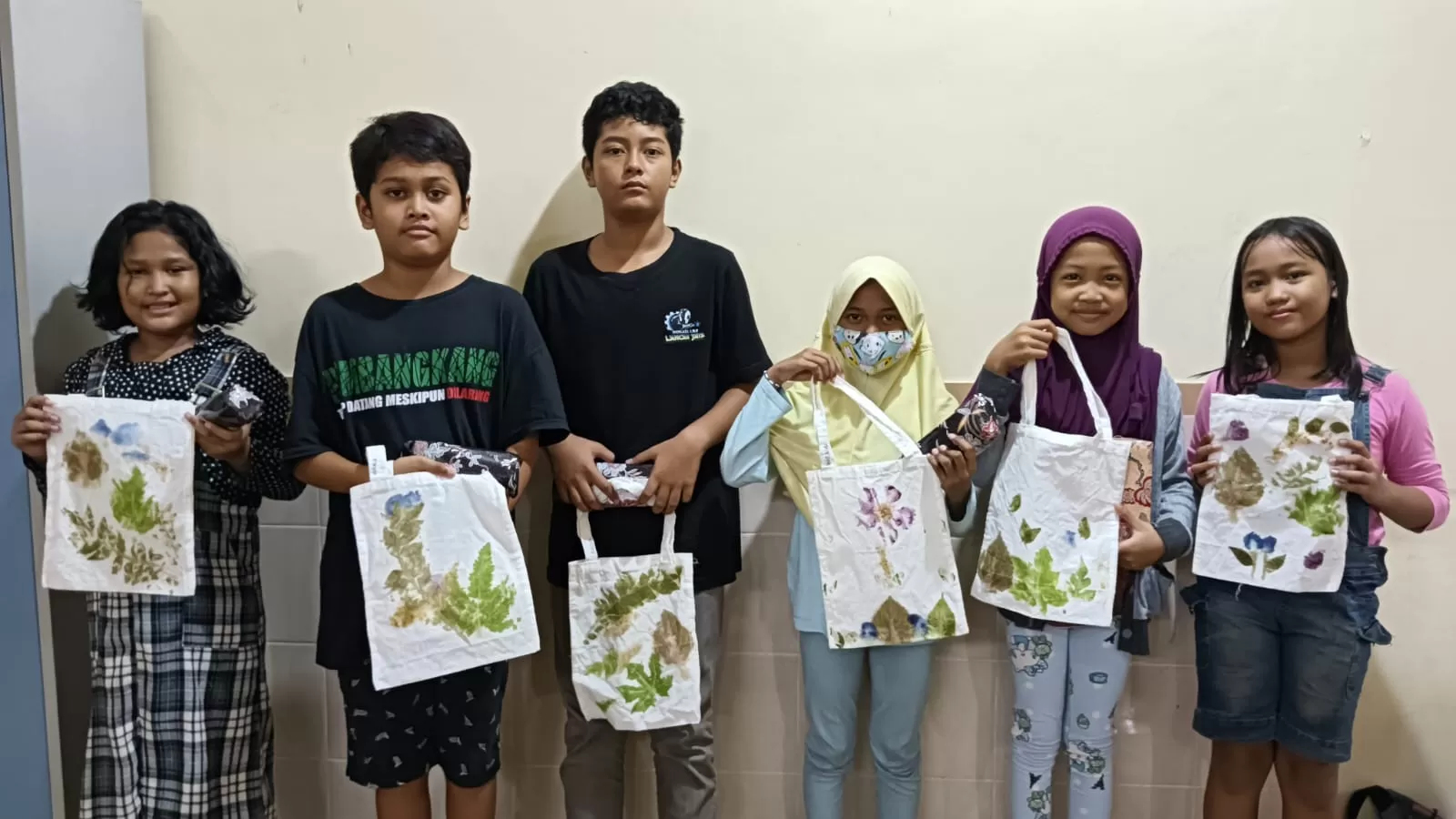Hasil kreasi ecoprint peserta pelatihan. Foto: Suparyakir