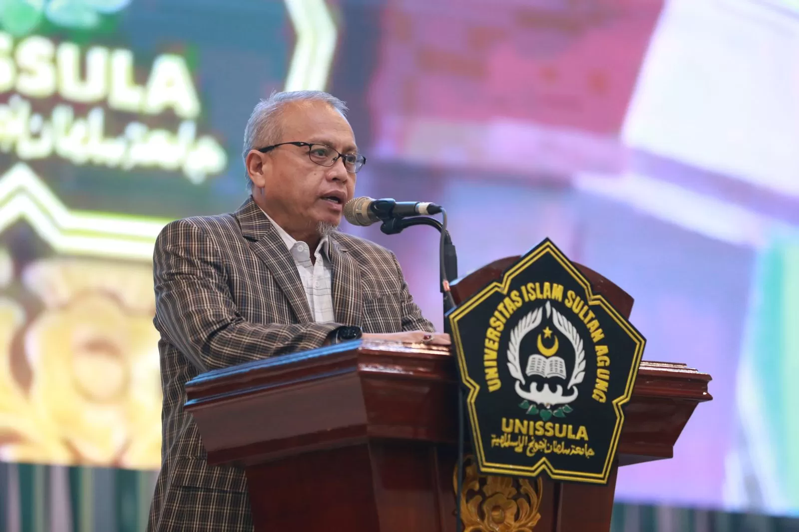 Dekan FH saat menyampaikan materi