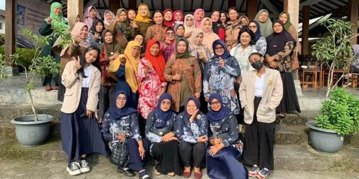  Mahasiswa Amikom berbagi pengalaman sosialisasi dengan tema &ldquo;Pemanfaatan Platform Digital Sebagai Ajang Promosi &ldquo; di rapat rutin PKK.   