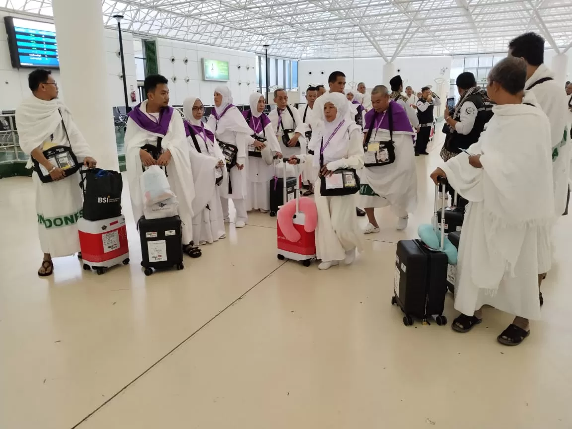 Memastikan kondisi jemaah haji di Kloter sangat penting dilakukan Ketua Kloter. Nampak para jemaah haji saat berada di ruang transit Bandara King Abdul Aziz Jeddah. (Foto Primaswolo Sudjono