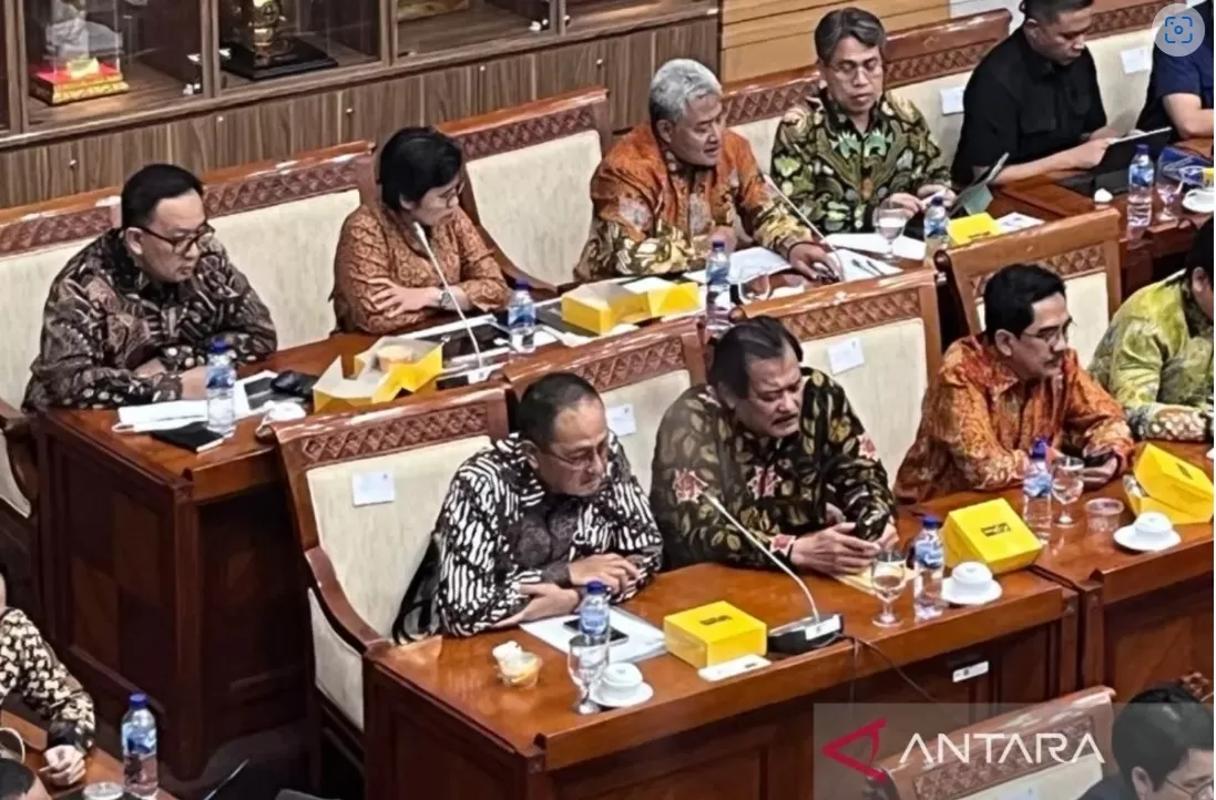   Direktur Jenderal Aplikasi Informatika Kementerian Komunikasi dan Informatika Semuel Abrijani Pangerapan (kiri depan) dalam Rapat Kerja Komisi I DPR RI dengan Menkominfo dan Kepala Badan Siber dan S (ANTARA/Fathur Rochman)