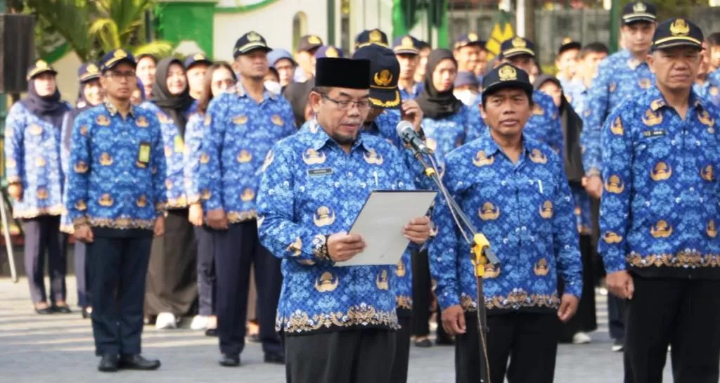Sekda Kulonprogo Triyono didampingi Kepala Bappeda  Ir M Aris Nugroho (kanan) dan Kepala BKAD Taufiq Amrullah (tengah) membacakan pernyataan sikap netralitas ASN dalam pilkada. (Asrul Sani)