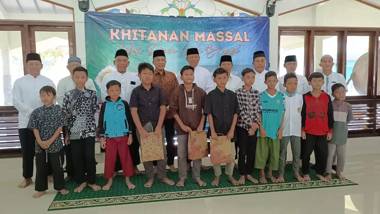Puluhan anak sekolah di Sragen mengikuti khitanan massal yang digelar LDII Sragen (foto:said masykuri)
