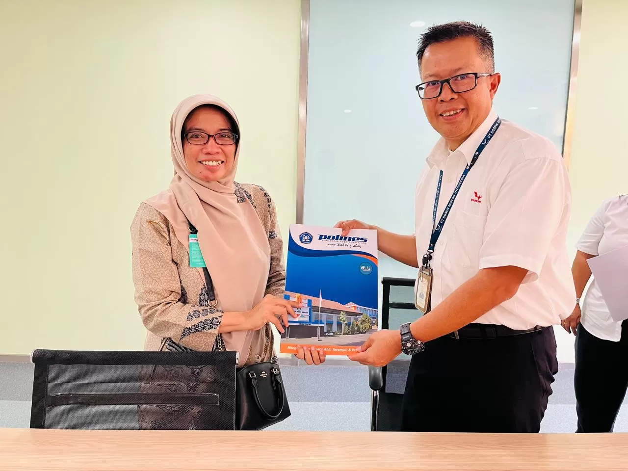 Wakil Direktur Polines (kiri) saat menerima hibah mesin dari Wuling