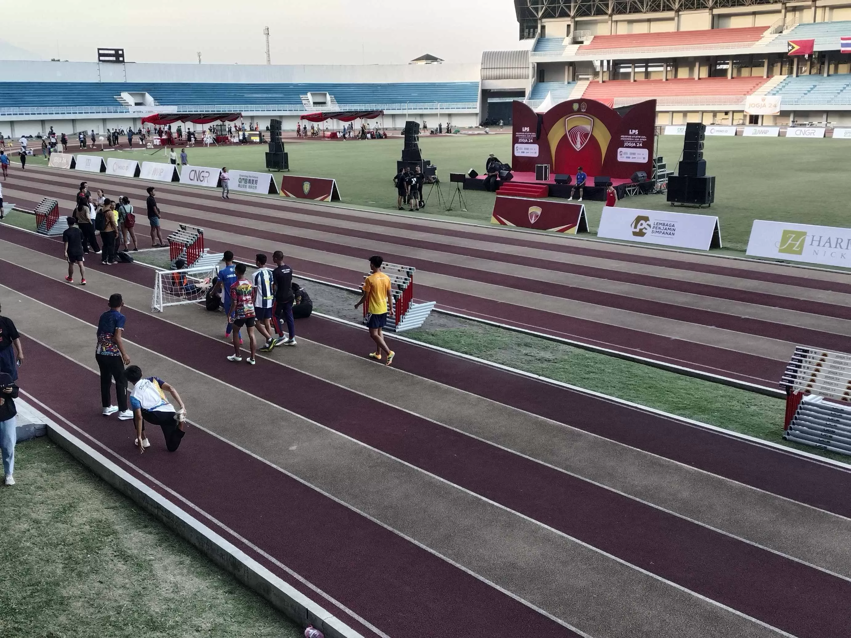 Persiapan Kejuaraan Atletik Indonesia Open di Mandala Krida yang akan dibuka Luhut Binsar Panjaitan (Foto Primaswolo) 